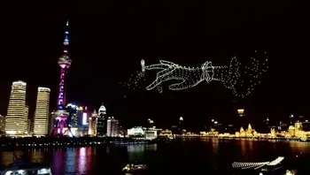 民政局为新婚夫妻定制无人机秀