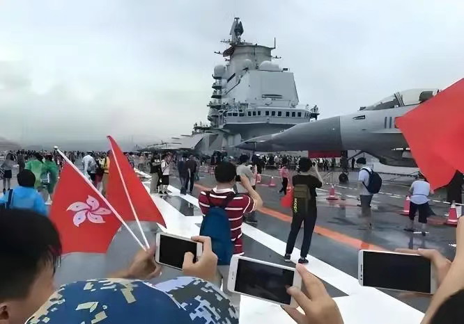 香港无人机黑飞偷拍山东舰航母被曝光！