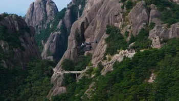 从传统“挑山工”到空中“智能助手”，黄山景区用无人机重塑旅游服务