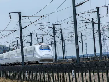 公安部公布无人机影响铁路安全典型案例，警示公众守法飞行